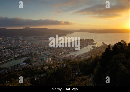 Blick auf Bergen von Berg Floyen, Bergen, Hordaland, Norwegen, Skandinavien Stockfoto