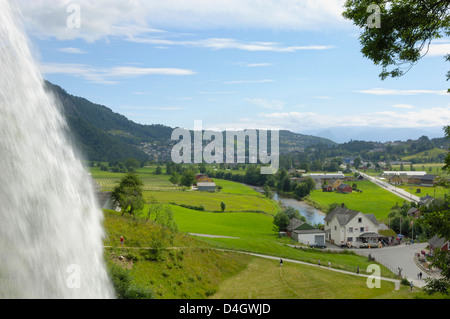 Wasserfall Steinsdalsfossen, in der Nähe von Norheimsund, Hordaland, Norwegen, Scandinavia Stockfoto