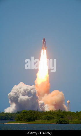 Start des Space Shuttle Discovery von Launchpad 39a am 4. Juli 2006, gesehen von der NASA Causeway, Cape Canaveral, Florida, USA Stockfoto