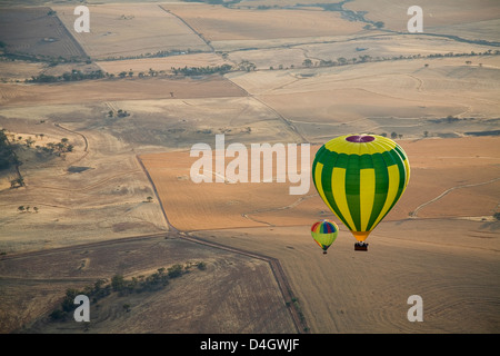 Luftaufnahme von zwei Heißluftballons schweben über braune Landschaft in der Nähe von Northam in Western Australia, Australien Stockfoto