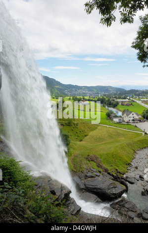 Wasserfall Steinsdalsfossen, in der Nähe von Norheimsund, Hordaland, Norwegen, Scandinavia Stockfoto