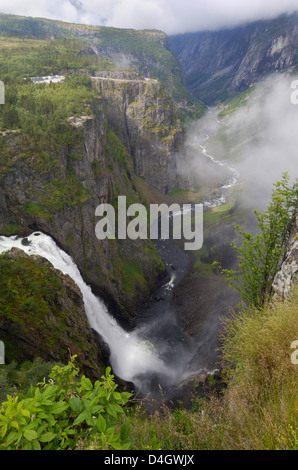 Voringfoss-Wasserfall in der Nähe von Eidfjord, Hordaland, Norwegen, Scandinavia Stockfoto