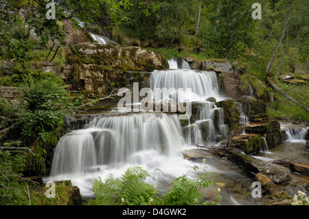 Tvindefossen Wasserfall, Strassenverlauf in der Nähe von Voss, Hordaland, Norwegen, Scandinavia Stockfoto