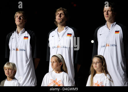 Während die deutsche Nationalhymne vor der Basketball-Freundschaftsspiel Deutschland gegen Kanada in der SAP Arena in Mannheim, Deutschland, 11. Juli 2008 sind Deutschlands Jan Hendrik Jagla (L-R), Dirk Nowitzki und Patrick Femerling abgebildet. Deutschland besiegt Kanada 84-74. Foto: Ronald Wittek Stockfoto