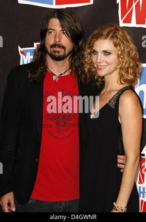 Musiker Dave Grohl (L) von der Band "Foo Fighters" und seine Frau Jordyn Blum kommen bei der "VH1 Rock Honors: The Who" Event im Pauley Pavilion auf dem Campus der UCLA in Westwood, Los Angeles, USA, 12. Juli 2008. Foto: Hubert Boesl Stockfoto