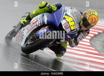 Italienische Motorrad Fahrer Valentino Rossi in der MotoGP-Klasse-Rennen in den deutschen Grand Prix auf der Rennstrecke "Sachsenring" in der Nähe von Hohenstein-Ernstthal, Deutschland, 13. Juli 2008 abgebildet ist. Rossi kam zweiten Platz. Foto: Hendrik Schmidt Stockfoto