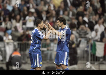 Türkische Khalid Boulahrouz (L) jubilates mit Kapitän Michael Ballack nach ein Tor bei der Fußball-Benefizspiel "Goal4Africa" in "Allianzarena" in München, Deutschland, 12. Juli 2008. Zwei Teams der Europäischen top-Divisionen mit niederländischen Fußballspieler, Clarence Seedorf und Michael Ballack an der Spitze für einen guten Zweck gegeneinander spielen. Die "Goal4Africa" Stiftung suppo Stockfoto