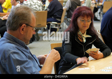 Amtierende Skat World Champion Bernd Uhl aus Frankfurt Main (L) und der amtierende Skat Olympic Champion Claudia Then (R) aus Nürnberg während der 3. internationalen Skat-Olympiade in Altenburg, Deutschland, 14. Juli 2008 zu sehen. 200 Spieler aus mehreren europäischen Ländern und Deutschland konkurrieren vom 14. Juli bis 19. Juli 2008. Jeder Spieler hat 16 Serie 48 Spiele ertragen, um stehen Stockfoto