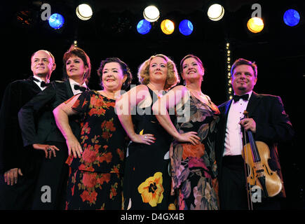 New Orleans basierte Gruppe "The Pfister Sisters", (L-R) Harry Mayronne (Klavier), Joyce Grimes (Bass), Holley Bendtsen, Debbie Davis, Yvette Voelker Und Matt Rhody (Violine) posieren auf der Bühne während des Telefonats Foto bei Bar "Bar Jeder Vernunft' in Berlin, Deutschland, 15. Juli 2008. Ihre Show "Sing, Sing, Sing" in Berlin am 18. Juli 2008 premiere haben wird. Foto: SOEREN STACHE Stockfoto