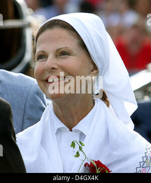 Königin Silvia von Schweden trägt einen traditionellen weißen Schal, als sie den 31. Geburtstag ihrer Tochter Kronprinzessin Victoria in der Sportarena in Borgholm, Schweden, Montag, 14. Juli 2008 feiert. Foto: Albert Philip van der Werf (Niederlande) Stockfoto