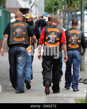 Mitglieder des Rocker-Clubs "Bandidos" gehen vorbei an das Amtsgericht Berlin-Tiergarten, Deutschland, 15. Juli 2008. Das Gericht befunden schuldig, ein führendes Mitglied der "Bandidos" Freibetrag von schweren Batterie gegen zwei Mitglieder der rivalisierenden Rocker-Gang "Hells Angels" vor fünf Monaten. Er wurde zu einem Jahr Haft auf Kaution verurteilt. Seine Mitangeklagten wurde freigesprochen von schweren Batterie Kontoführungsgebühren an lac Stockfoto