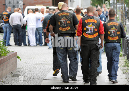 Mitglieder des Rocker-Clubs "Bandidos" gehen vorbei an das Amtsgericht Berlin-Tiergarten, Deutschland, 15. Juli 2008. Das Gericht befunden schuldig, ein führendes Mitglied der "Bandidos" Freibetrag von schweren Batterie gegen zwei Mitglieder der rivalisierenden Rocker-Gang "Hells Angels" vor fünf Monaten. Er wurde zu einem Jahr Haft auf Kaution verurteilt. Seine Mitangeklagten freigesprochen Mangel an der schweren Batteriegebühren Stockfoto