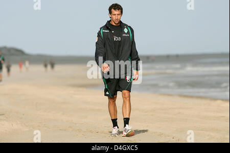 -Spieler Frank Baumann des Bundesligisten Werder Bremen ist bei einem Strand laufen auf der Ostfriesischen Insel Norderney, Deutschland, 16. Juli 2008 abgebildet. Das Team setzt seine Trainingslager bis 20 Juli zur Vorbereitung der 2008/2009 Bundesliga-Saison. Foto: CARMEN JASPERSEN Stockfoto