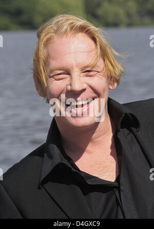 Deutscher Schauspieler Ben Becker stellt während des Telefonats Foto auf der "Außenalster" in Hamburg, Deutschland, 16. Juli 2008. Becker liest Passagen aus der Bibel während einer dreistündigen am 12. Oktober 2008 begleitet von Musik in Berlin zeigen. Foto: Ulrich Perrey Stockfoto