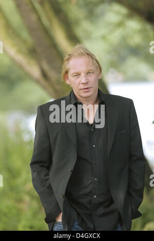 Deutscher Schauspieler Ben Becker stellt während des Telefonats Foto auf der "Außenalster" in Hamburg, Deutschland, 16. Juli 2008. Becker liest Passagen aus der Bibel während einer dreistündigen am 12. Oktober 2008 begleitet von Musik in Berlin zeigen. Foto: Ulrich Perrey Stockfoto