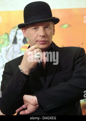 Deutscher Schauspieler Ben Becker stellt im Hotel "Atlantic" in Hamburg, Deutschland, 16. Juli 2008. Der 43 Jahre alte Schauspieler geht auf Tour mit seinem Musical "Die Bibel - eine gesprochene Symphonie" zu lesen. Die Show in zehn deutschen Städten im Herbst dieses Jahres durchgeführt werden, sagte der Hamburger Veranstalter. Foto: Ulrich Perrey Stockfoto