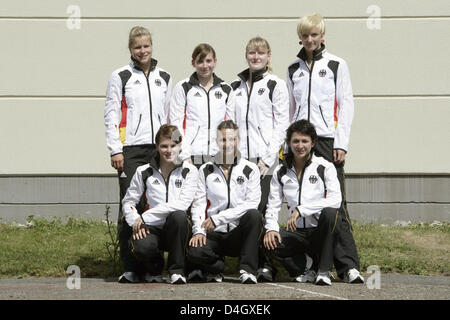 Taucher des deutschen Schwimmverbandes DSV, Heike Fischer, Stefanie Anthes, Katja Dieckow, Ditte Kotzian (oben, L-R) und Nora Subschinski, Annett Gamm Und Christin Steuer (unten, L-R) darstellen, während die Ausstattung für die Olympischen Spiele in Peking 2008 an Kurmainz-Kaserne in Mainz, Deutschland, 10. Juli 2008. Foto: Fredrik von Erichsen Stockfoto
