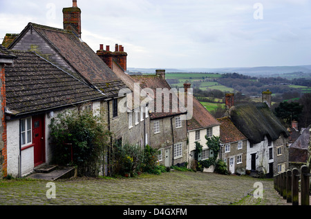 Eine Reihe von Hütten auf einer steilen gepflasterten Straße in Gold Hill in Shafetsbury, Dorset Stockfoto