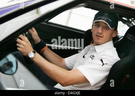 Polnische Formel-1-Pilot Robert Kubica BMW Sauber sitzt in ein BMW M1 Rennwagen in Hockenheim Rennen verfolgen in Deutschland, 17. Juli 2008. Den deutschen Grand Prix statt findet am 20. Juli 2008. Foto: Felix Heyder Stockfoto