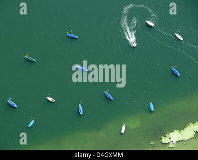 Segeln Boote liegen am Ufer des grün gefärbten See Ammersee, in der Nähe von Utting, Deutschland, 16. Juli 2008. Die Boote gehören zu den Augsburg Yachting Club, einer der ältesten Segelclubs am Ammersee. Foto: Peter Kneffel Stockfoto