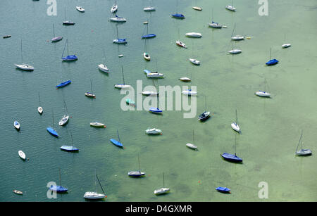 Segeln Boote liegen am Ufer des grün gefärbten See Ammersee, in der Nähe von Utting, Deutschland, 16. Juli 2008. Die Boote gehören zu den Augsburg Yachting Club, einer der ältesten Segelclubs am Ammersee. Foto: Peter Kneffel Stockfoto