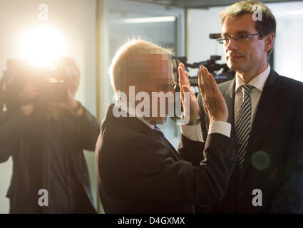 Beklagten Elmar B. S. und seinem Anwalt Holger Matt (R) sind auf dem Weg in den Gerichtssaal am Landgericht in Bochum, Deutschland, 18. Juli 2008 abgebildet. Heute begann die erste Steuer betrug Studie von der sogenannten "Liechtenstein-Skandal". Die 66-jährige Immobilienmakler aus Bad Homburg wird vorgeworfen haben zwischen 2001 und 2006 7,5 Millionen Euro Steuern hinterzogen. Foto: ROLF VENNEBERND Stockfoto