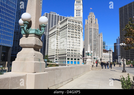 Chicago Riverwalk am West Wacker Drive mit Trump Tower, Wrigley Building und Tribune Tower, Chicago, Illinois, USA Stockfoto