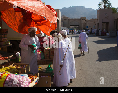 Arabische Männer in den Souk, Nizwa, Oman, Naher Osten Stockfoto