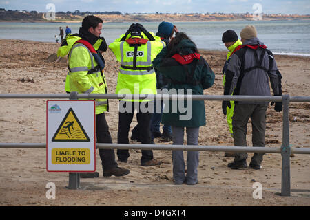 Mudeford, UK. 13. März 2013. Räte und Agenturen nehmen Teil an einer Übung am Mudeford Quay, Christchurch, Bereitschaft zu gewährleisten, wenn die Meere aus Dorset von Verschmutzung betroffen sind. Beachmasters, ausgeführt durch die Maritime and Coastguard Agency, geben Experten, die Fähigkeiten und Kenntnisse zur Küste Verschmutzung - boomt, Küsten Verschmutzung, inshore Erholung, aufräumen und den Umgang mit Ölverschmutzungen zu verwalten.  Bildnachweis: Carolyn Jenkins / Alamy Live News Stockfoto