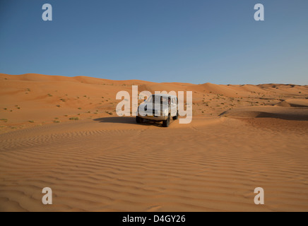 Allradantrieb auf Wüstendünen, Wahiba, Oman, Naher Osten Stockfoto