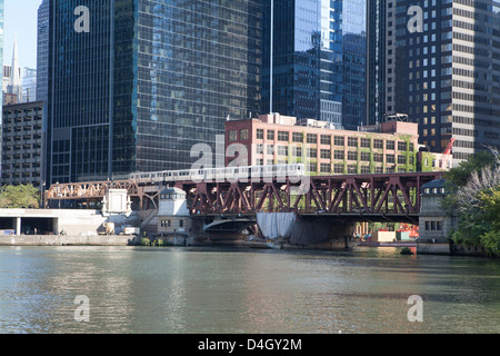 El trainieren über Lake Street Brücke über den Chicago River, The Loop, Chicago, Illinois, USA Stockfoto