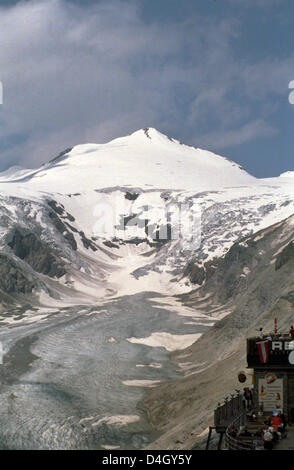 Pasterzengletscher, der längste Gletscher in den östlichen Alpen und Johannisberg (3,460 m) oberhalb von "Kaiser-Franz-Josefs-Hoehe" (2,369 m) Aussichtsplattform in der Region "Hohe Tauern" in Österreich, 25. Juni 2008 gesehen. Foto: Beate Schleep Stockfoto