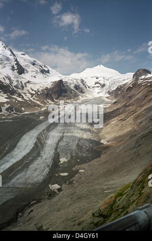 Pasterzengletscher, der längste Gletscher in den östlichen Alpen und "Johannisberg" (3,460 m) Gipfel oberhalb von "Kaiser-Franz-Josefs-Hoehe" (2,369 m) Aussichtsplattform in der Region "Hohe Tauern" in Österreich, 25. Juni 2008 gesehen. Foto: Beate Schleep Stockfoto