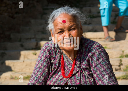 Frau ruht auf Schritte zur Prithbhinarayan oder Prithvinarayan, Gorkha Durbar, Gorkha, Nepal Stockfoto