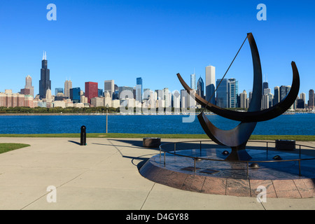Chicago Stadtbild, das Adler Planetarium Sonnenuhr im Vordergrund, Chicago, Illinois, USA Stockfoto