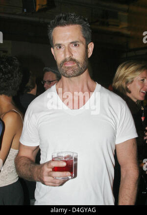 Britischer Schauspieler Rupert Everett ist auf einer Party nach der Modenschau von Designer Michael Michalsky auf der "Projekthomepage" in Berlin, Deutschland, 18. Juli 2008 abgebildet. Foto: Xamax Stockfoto