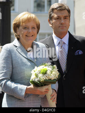 Deutsche Bundeskanzlerin Angela Merkel (L) entspricht der ukrainische Präsident Viktor Yushchenko während ihrer eintägigen Besuch in der Ukraine in Kiew, Ukraine, 21. Juli 2008. Foto: PEER GRIMM Stockfoto