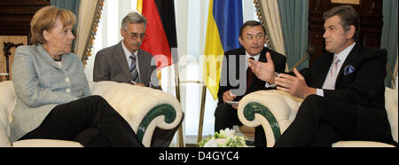 Deutsche Bundeskanzlerin Angela Merkel (L) entspricht der ukrainische Präsident Viktor Yushchenko während ihrer eintägigen Besuch in der Ukraine in Kiew, Ukraine, 21. Juli 2008. Foto: PEER GRIMM Stockfoto