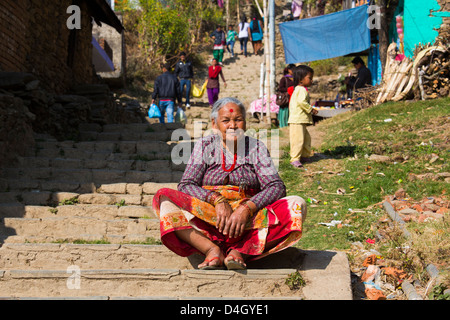 Frau ruht auf Schritte zur Prithbhinarayan oder Prithvinarayan, Gorkha Durbar, Gorkha, Nepal Stockfoto