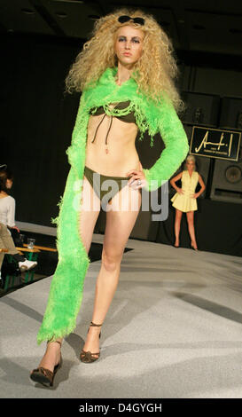 Ein Model präsentiert die neue Kollektion "Demonstration" der deutschen Designer Torsten Amft während der dritten Mercedes-Benz Fashionweek in Berlin, Deutschland, 20. Juli 2008. Die Berliner Fashionweek Funktionen 25 Modeschauen präsentiert die Frühjahr/Sommer 2009 Mode bis 20. Juli 2008. Foto: Jens Kalaene Stockfoto