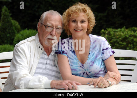 Pop-Sängerin Margrit Annemarie Batavio Alias Peggy März (R) und ihr Ehemann und Manager Arnie Harris stellen nach der deutschen TV-Programm "Volle Kanne Service Taeglich" in Düsseldorf, Deutschland, 21. Juli 2008. Im Jahr 1965 März wurde berühmt in Deutschland mit dem Lied "Mit 17 Hat Man Noch Traeume" (buchstäblich: haben Sie noch Träume im Alter von 17) wie gewann sie die deutsche Hit Festival in Baden-Württemberg Stockfoto