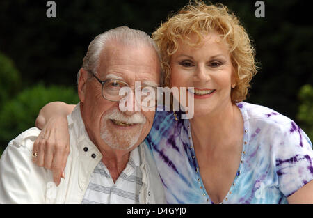 Pop-Sängerin Margrit Annemarie Batavio Alias Peggy März (R) und ihr Ehemann und Manager Arnie Harris stellen nach der deutschen TV-Programm "Volle Kanne Service Taeglich" in Düsseldorf, Deutschland, 21. Juli 2008. Im Jahr 1965 März wurde berühmt in Deutschland mit dem Lied "Mit 17 Hat Man Noch Traeume" (buchstäblich: haben Sie noch Träume im Alter von 17) wie gewann sie die deutsche Hit Festival in Baden-Württemberg Stockfoto