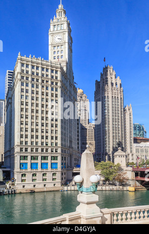 Das Wrigley Building und Tribune Tower vom Fluss Chicago, Chicago, Illinois, USA Stockfoto