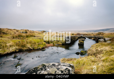 Ein Klöppel Brücke über Walla Bach an Scorhill auf Dartmoor National Park Stockfoto