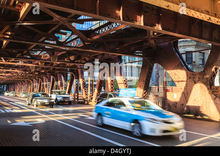 Datenverkehr über Wells Street Brücke über den Chicago River, Chicago, Illinois, USA Stockfoto