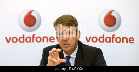 Vodafone Deutschland CEO Friedrich Joussen, präsentiert die Unternehmen Zahlen des ersten Quartals des Geschäftsjahres 2008/09 im Rahmen einer Pressekonferenz in Düsseldorf, Deutschland, 22. Juli 2008. Vodafone Deutschland kündigte eine Erhöhung Kunden für das Frühjahr 2008, sowohl im Festnetz und Mobilfunk-Bereich. Foto: ROLAND WEIHRAUCH Stockfoto