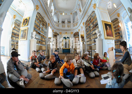 Museumsführer Philine Brandt (R) erzählt Kindern über die historischen Bücher der Herzogin Anna Amalia Library in Weimar, Deutschland, 17. Juli 2008. Die Bibliothek bietet derzeit ein spezielles Kindermenü Sommer Unterkunftstyp Ereignis mit dem Namen "Wer Traegt Grosse Namen Auf seit Ruecken" (lit.: Wer trägt große Namen auf dem Rücken). Foto: Hendrik Schmidt Stockfoto