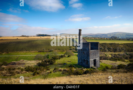 Die Ruinen der Wheal Betsy Maschinenhaus in der Nähe von Mary Tavy in Devon mit seinen schiefen Schornstein Stockfoto