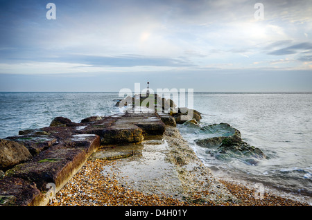 Eine lange Meer Buhne am Strand von Hengistbury Head in der Nähe von Christchurch in Dorset Stockfoto