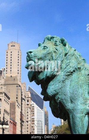 Eines der zwei legendäre Bronze Löwenstatuen außerhalb des Art Institute of Chicago, Chicago, Illinois, USA Stockfoto